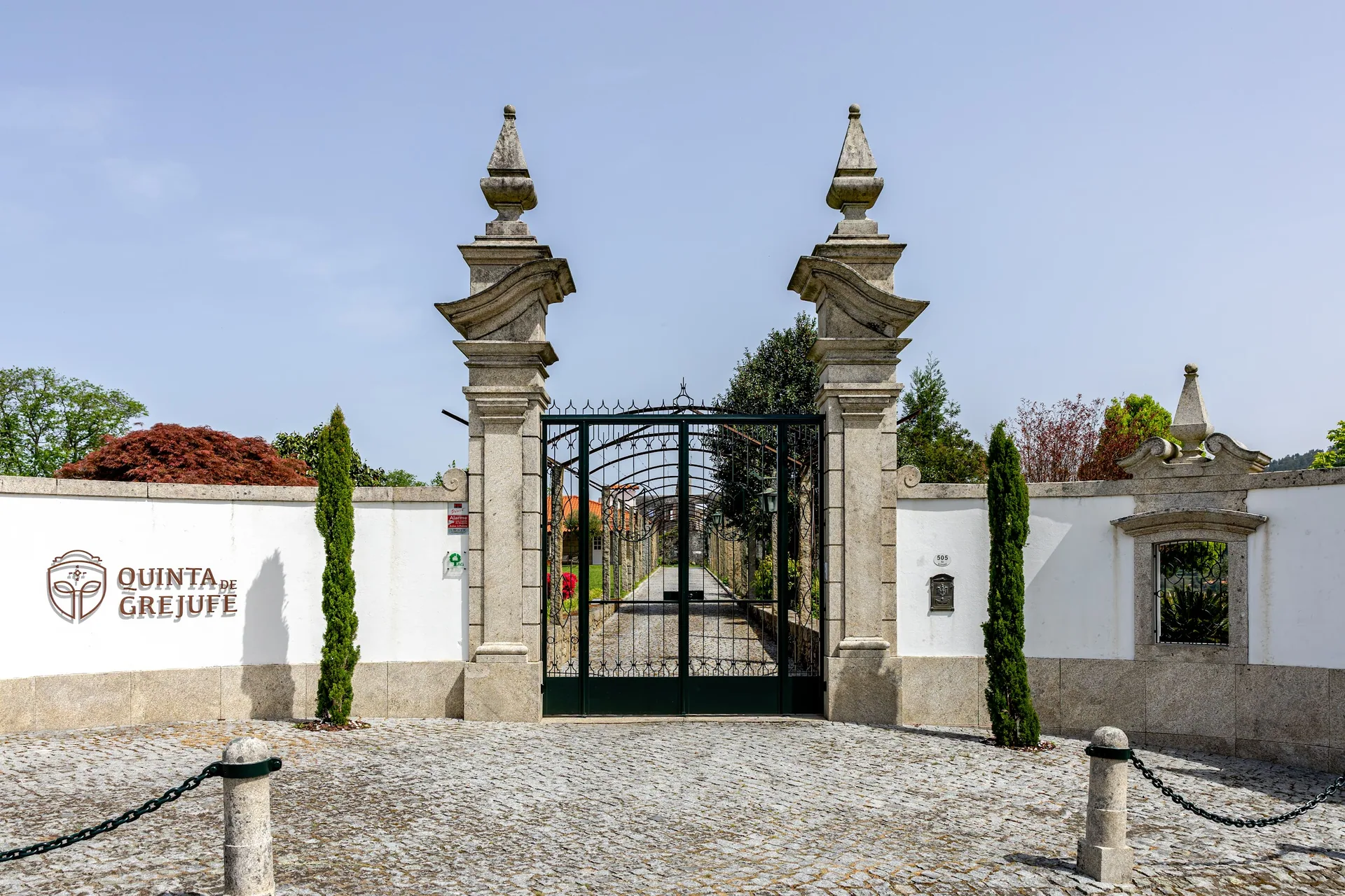 Crested entrance gate of Quinta de Grejufe
