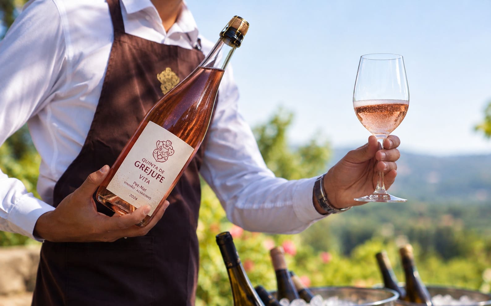 Quinta de Grejufe Pét-Nat served at the table