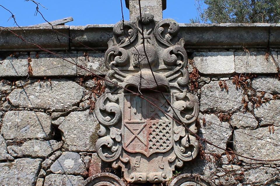 Historic coat of arms stone of Quinta de Grejufe