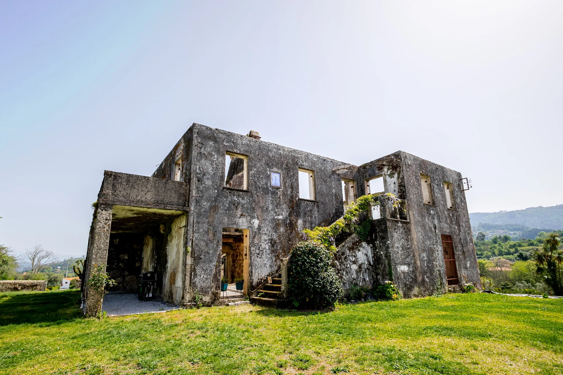 Facade of the Paço de Grejufe ruin